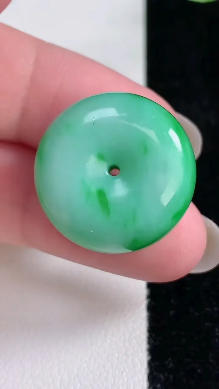 天然A货翡翠路路通吊坠，尺寸21.7-11，重量:13.29g
12月14日