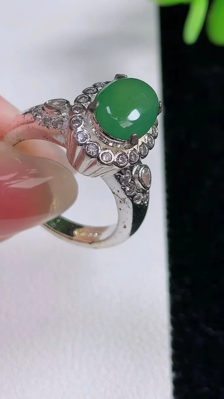 天然A货翡翠蛋面戒指，尺寸13-12，重:9.40g2025年12月14日
工厂直销收藏佳品,种好水足，色泽均匀，有种有色，上手高大气！