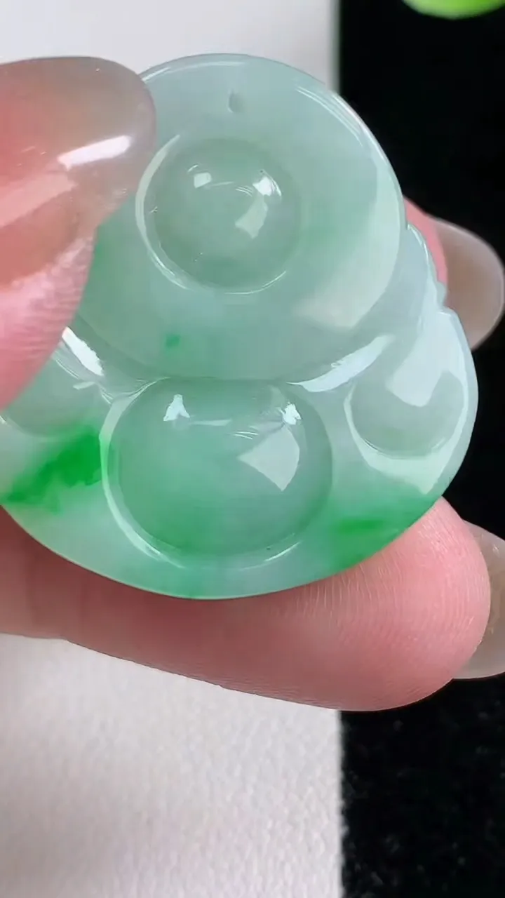 天然A货翡翠佛公吊坠，尺寸28.8-28.2-8.2，重量:13.11g
12月14日