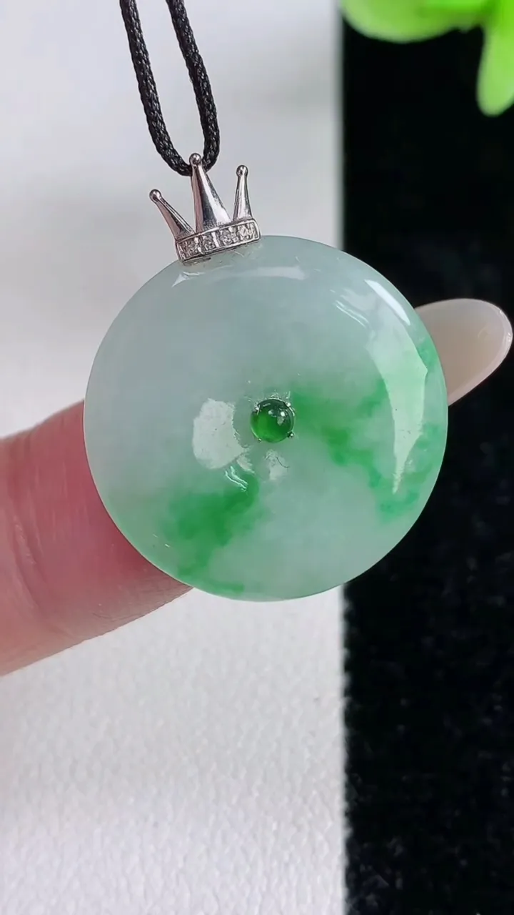 天然A货翡翠平安扣吊坠，尺寸21.4-3.2，重量:3.65g
12月14日