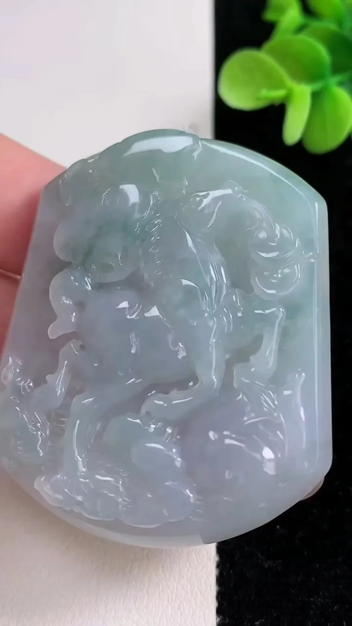 天然A货翡翠飘花生肖马吊坠，尺寸53.7-44.5-5.4，重量:30.10g
12月14日