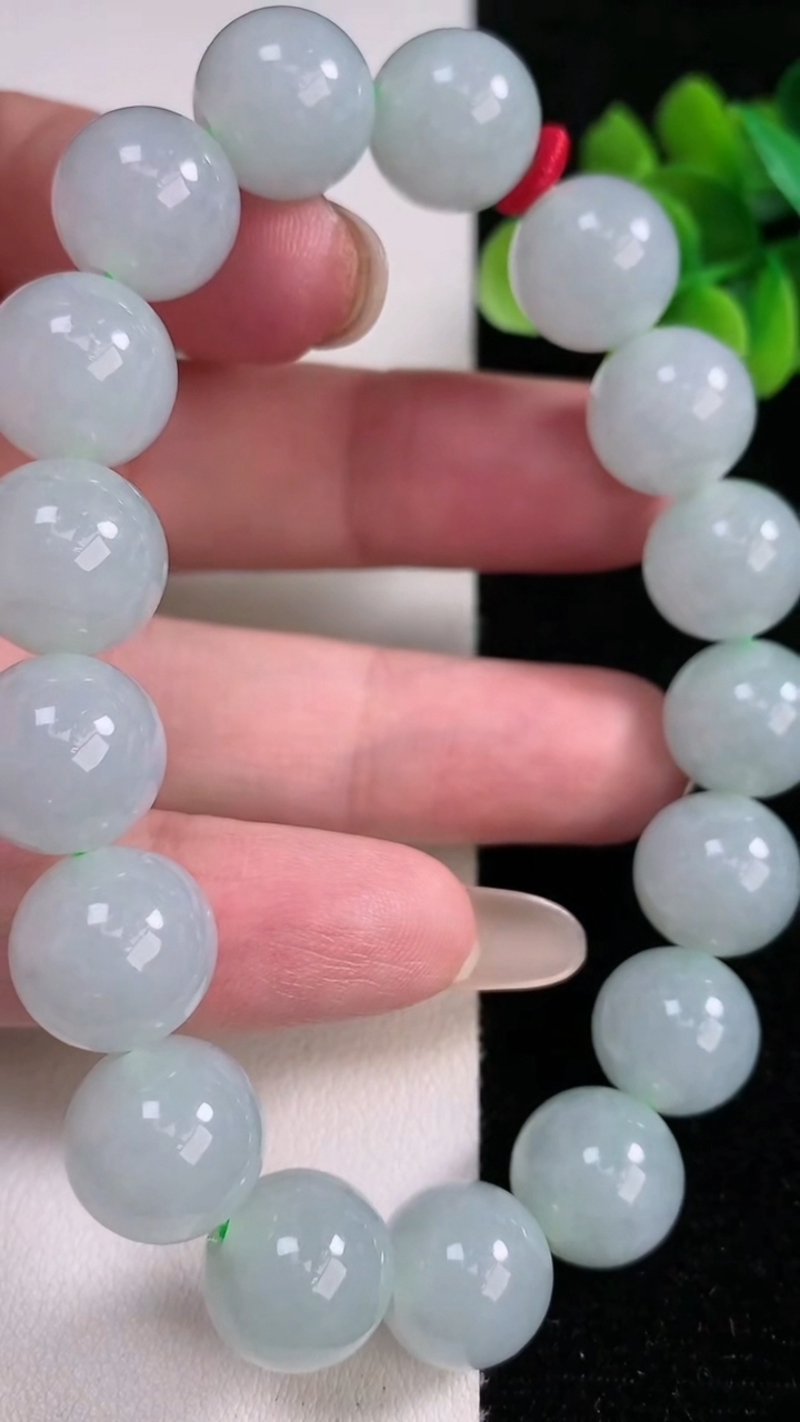 天然A货翡翠圆珠手串，尺寸11.7-17颗，重量:56.88g12月14日
工厂直销收藏佳品,种好水足，色泽均匀，有种有色，上手高大气！