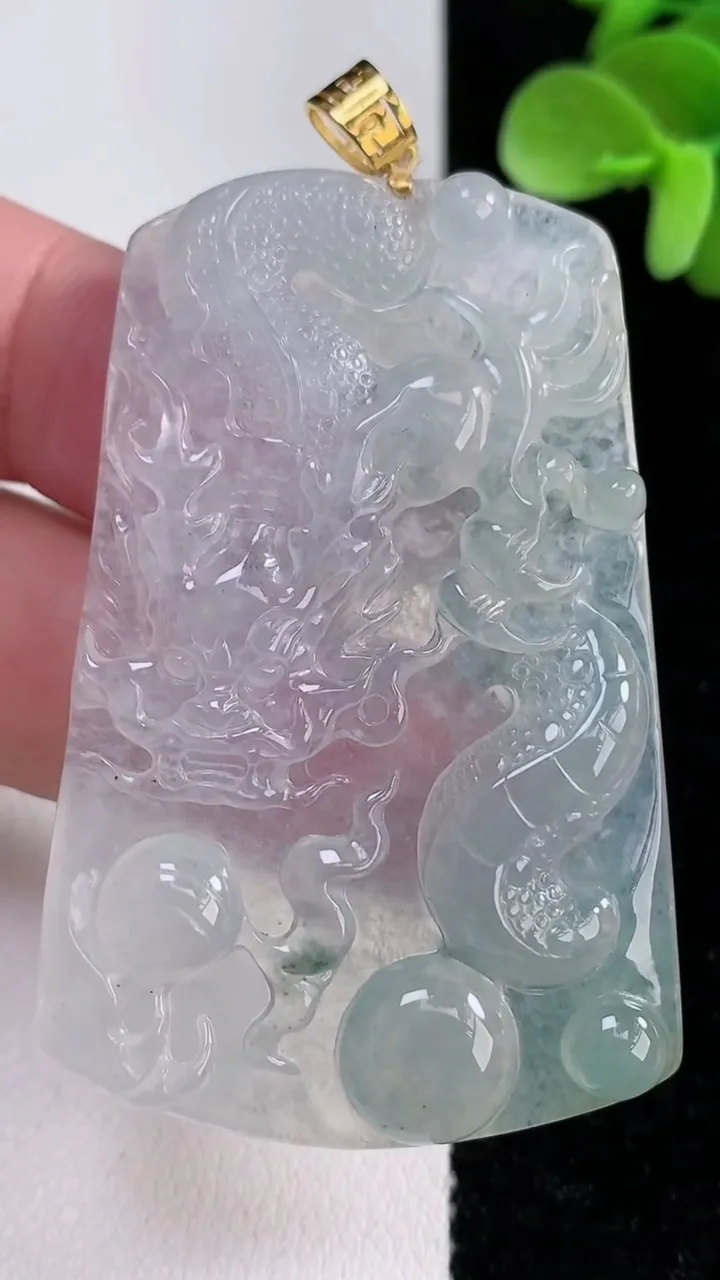 天然A货翡翠种飘花龙牌吊坠，尺寸53-36.8-5，重量:23.48g
12月14日