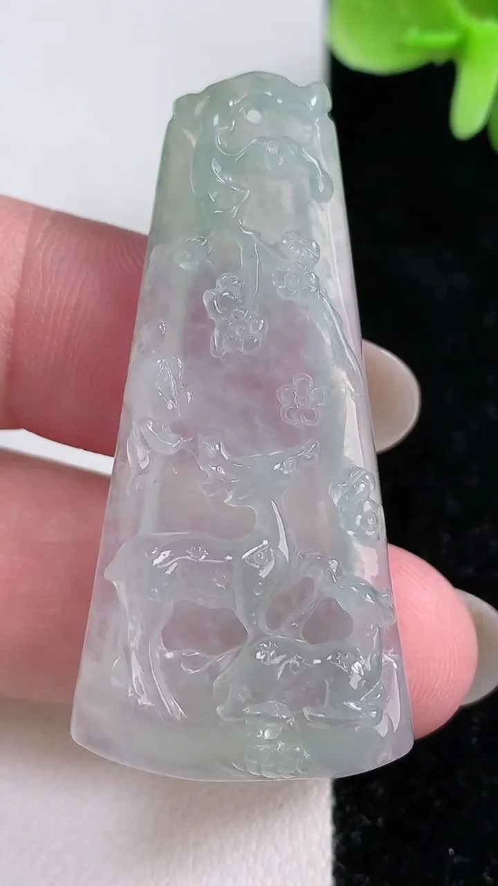 天然A货翡翠梅花鹿吊坠，尺寸48.6-23.6-6.4，重量:12.59g
12月14日