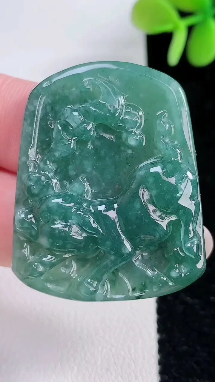 天然A货翡翠蓝水生肖牛吊坠，尺寸40-31.6-6，重:14.03g
12月14日