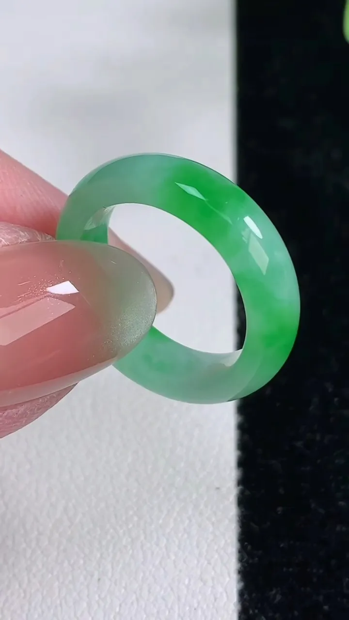 天然A货翡翠指环戒指，尺寸17-5-3，重量:3.43g2025年12月14日
工厂直销收藏佳品,种好水足，色泽均匀，有种有色，上手高大气！