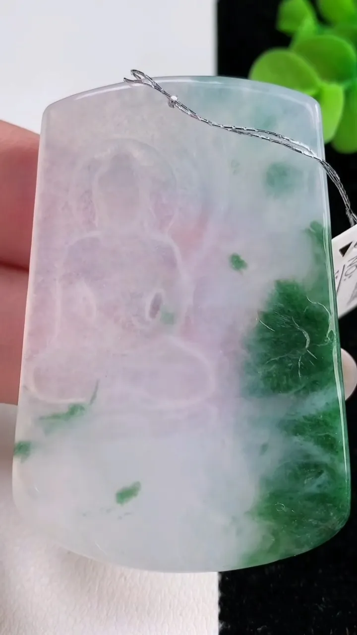 天然A货翡翠冰种飘花一念之间吊坠，尺寸60-41.2-4，重量:25.98g
12月14日