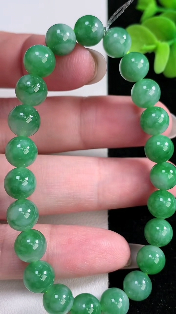 天然A货翡翠圆珠手串，尺寸7.8-23颗，重量:21.56g12月14日
工厂直销收藏佳品,种好水足，色泽均匀，有种有色，上手高大气！