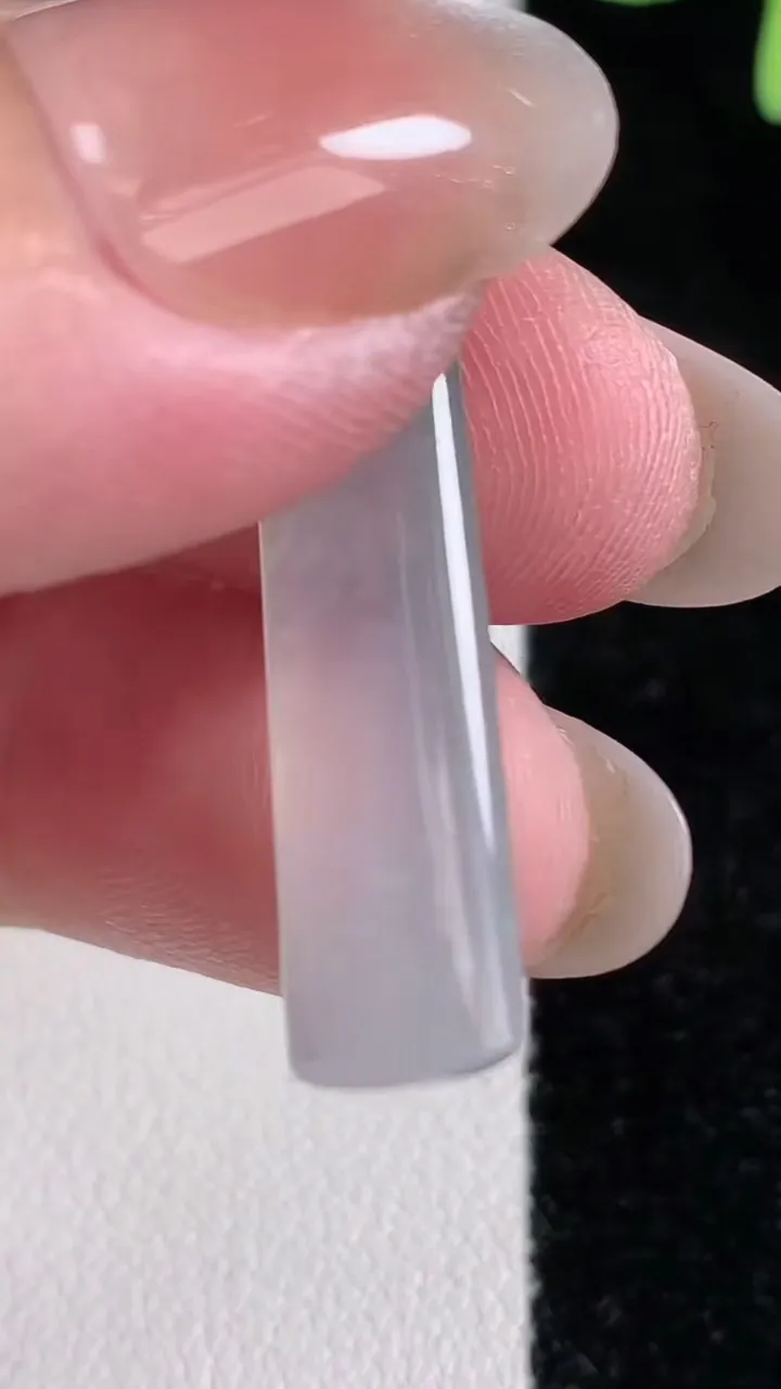 天然A货翡翠种白冰无事牌吊坠，尺寸30.4-8.5-3.8，重量:3.35g
12月14日