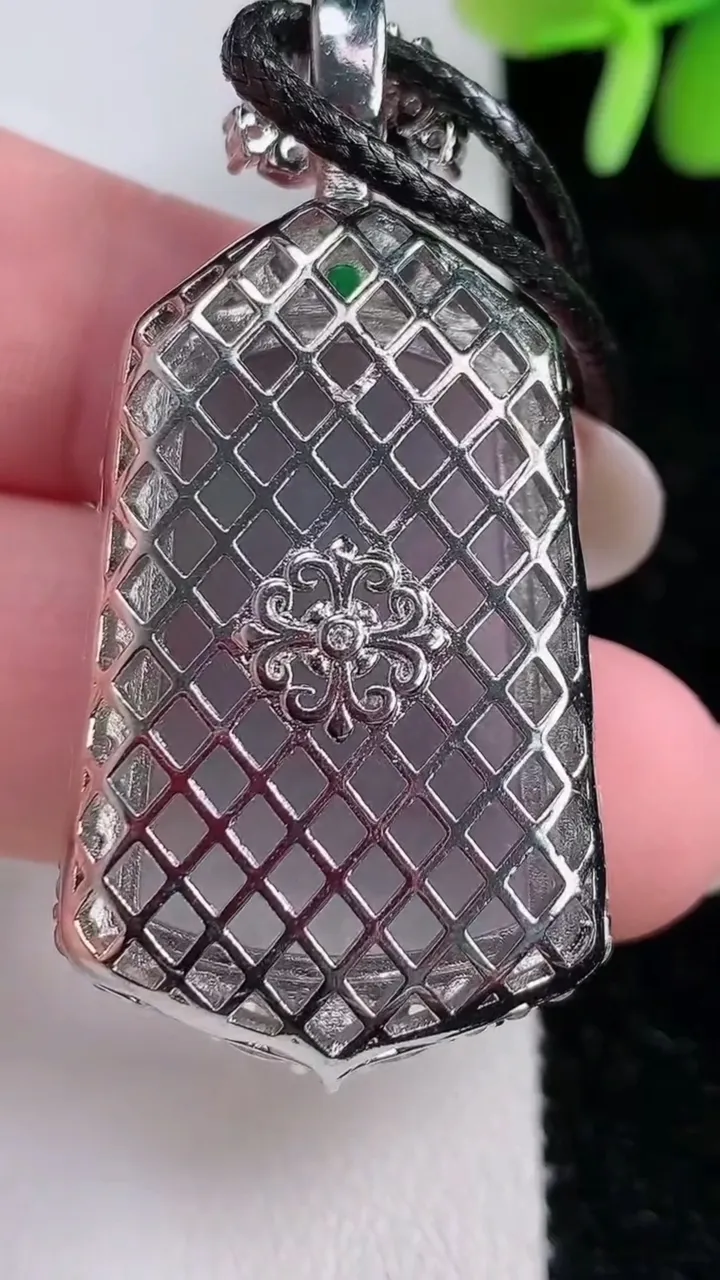 天然A货翡翠无事牌吊坠，尺寸51.5-25.5-10.7，重:16.77g
12月14日