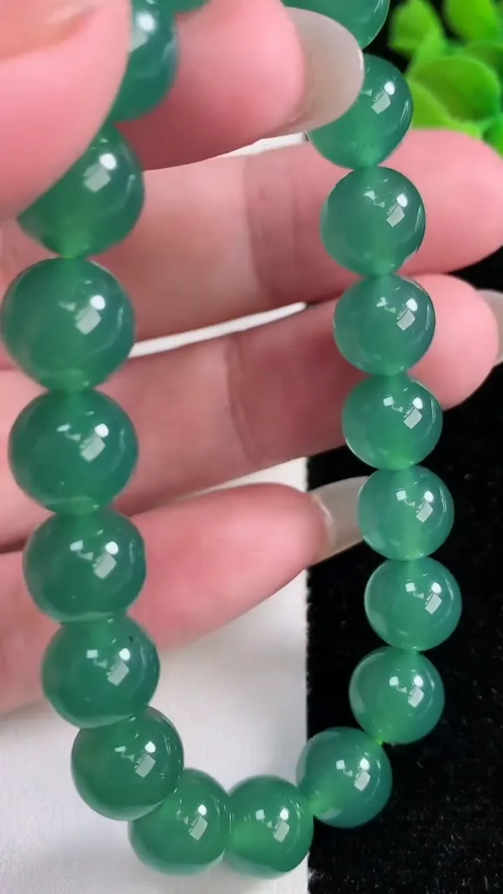 天然A货翡翠圆珠手串，尺寸9.4-20颗，重量:33.89g12月14日
工厂直销收藏佳品,种好水足，色泽均匀，有种有色，上手高大气！