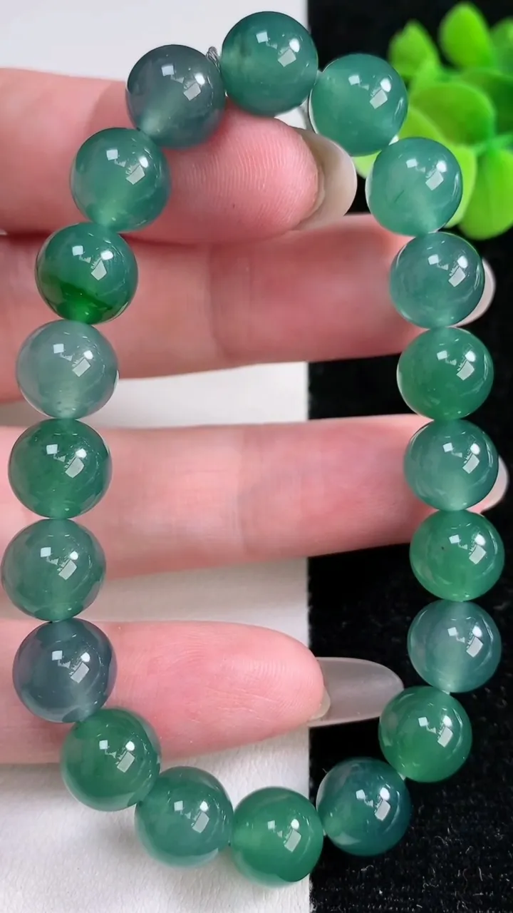 天然A货翡翠圆珠手串，尺寸9.4-20颗，重量:33.15g12月14日
工厂直销收藏佳品,种好水足，色泽均匀，有种有色，上手高大气！