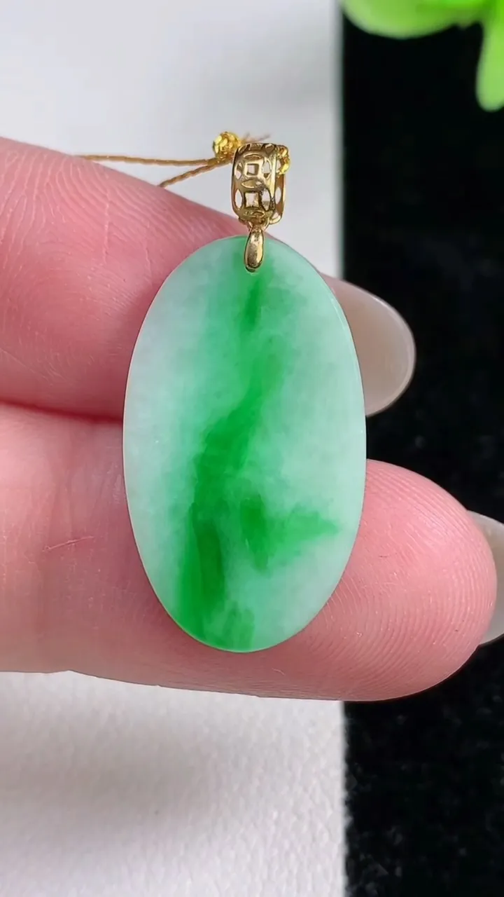 天然A货翡翠无事牌吊坠，尺寸23.7-14-2.3，重量:2.53g
12月14日