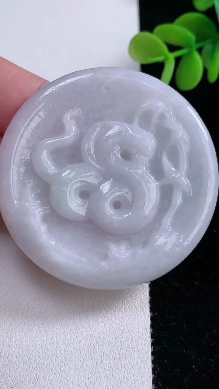 天然A货翡翠生肖蛇吊坠，尺寸53.8-6.5，重:34.48g
12月14日