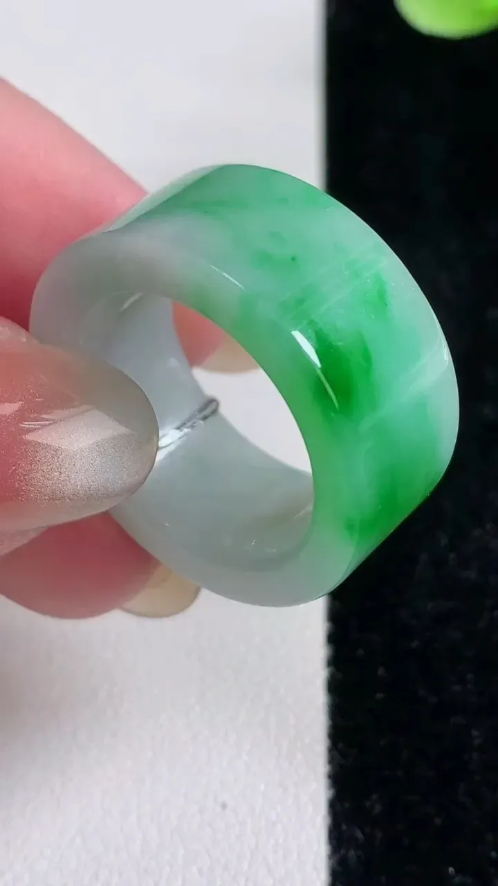 天然A货翡翠指环扳指，尺寸19.6-11.2-3.6，重量:12.00g2025年12月14日
工厂