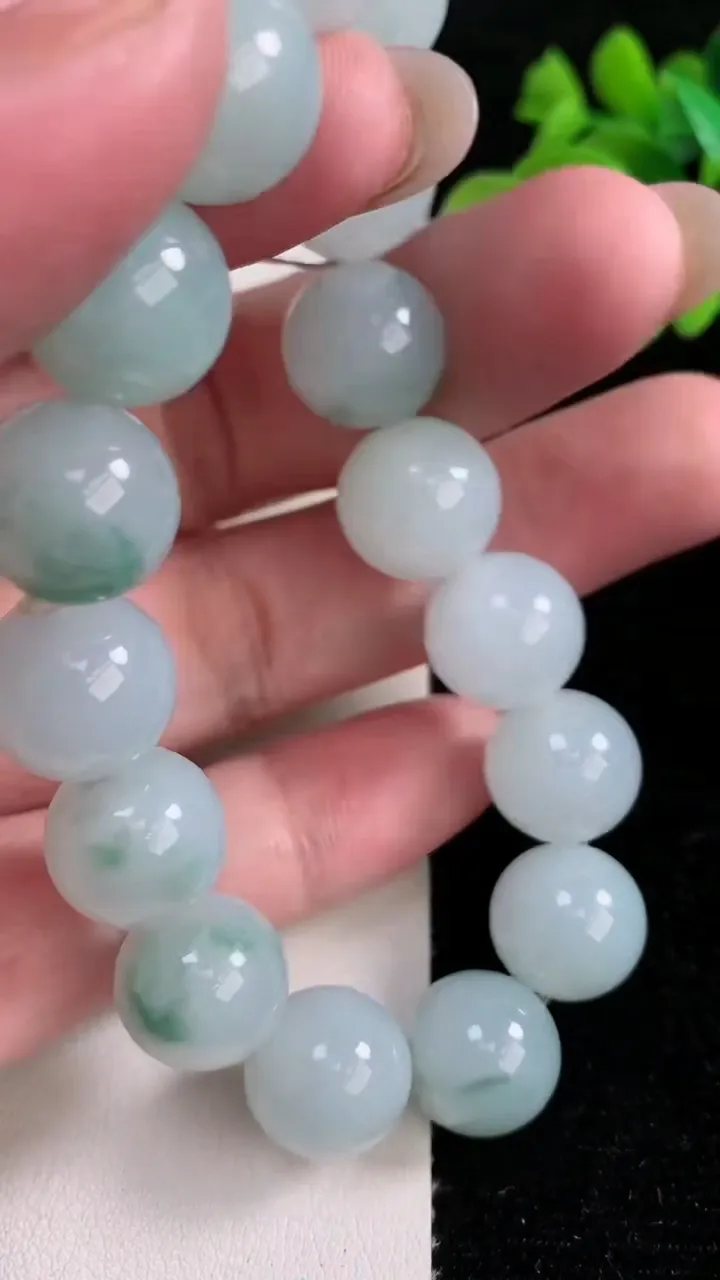 天然A货翡翠圆珠手串，尺寸12.5-16颗，重量:56.70g12月14日
工厂直销收藏佳品,种好水足，色泽均匀，有种有色，上手高大气！