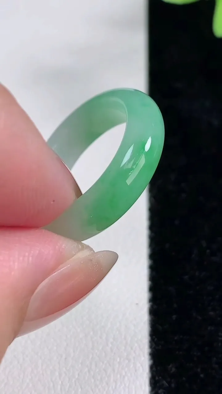 天然A货翡翠指环戒指，尺寸17.8-5.6-3.5，重量:4.13g2025年12月14日
工厂直销收藏佳品,种好水足，色泽均匀，有种有色，上手高大气！