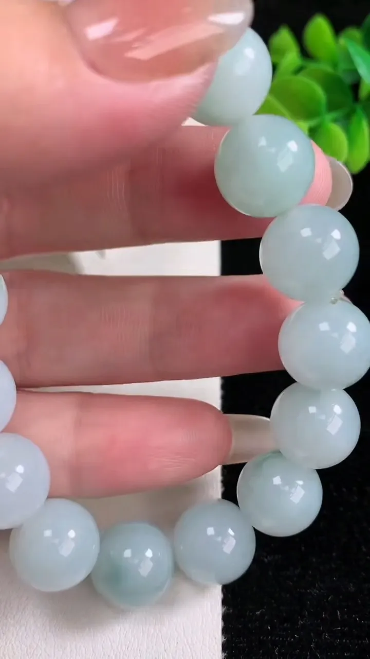 天然A货翡翠圆珠手串，尺寸12.5-16颗，重量:56.70g12月14日
工厂直销收藏佳品,种好水足，色泽均匀，有种有色，上手高大气！