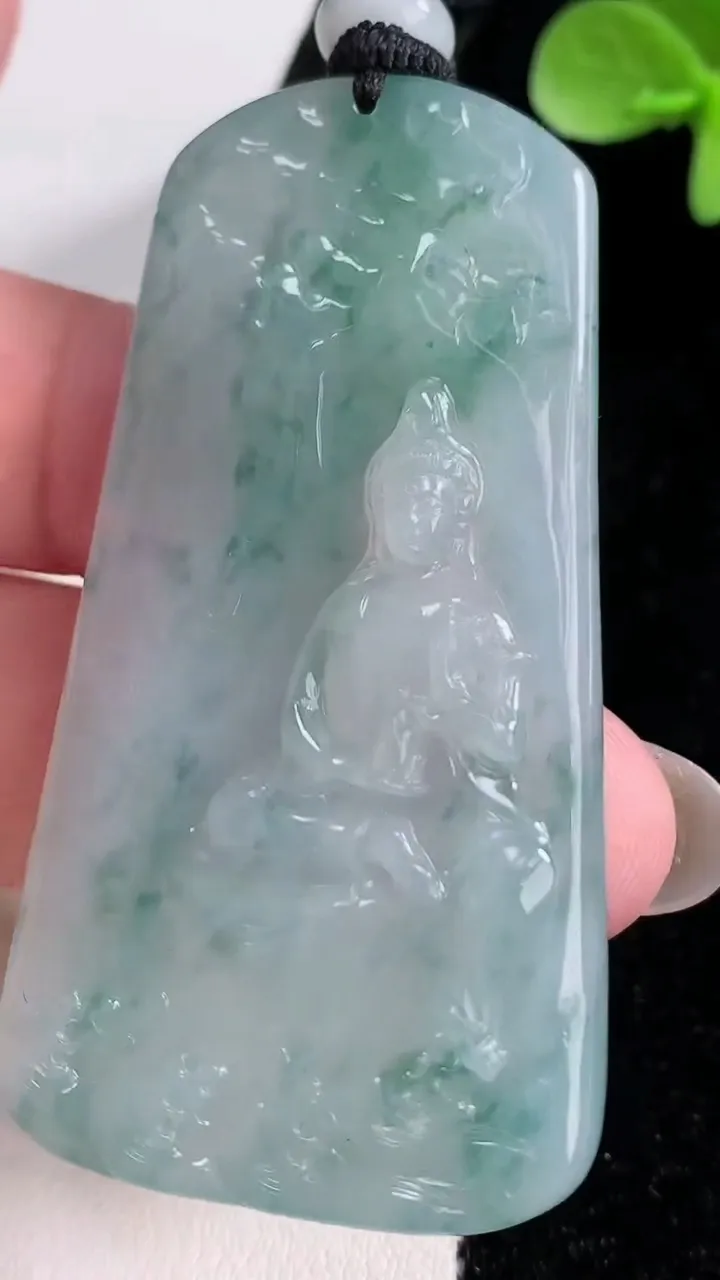 天然A货翡翠冰种飘花山水观音菩萨吊坠，尺寸58.6-32.7-5.2，重量:28.30g
12月14日