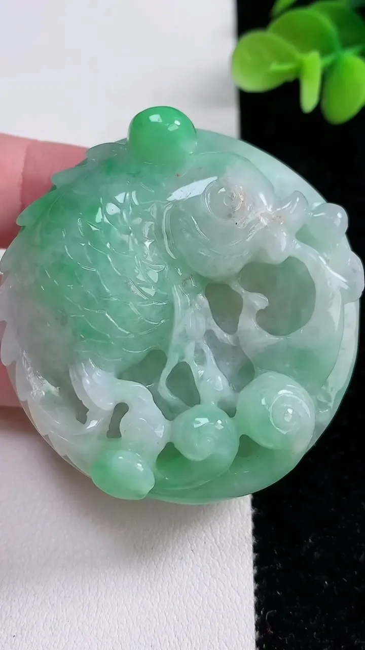 天然A货翡翠年年有余吊坠，尺寸50.8-15，重:62.69g
12月14日