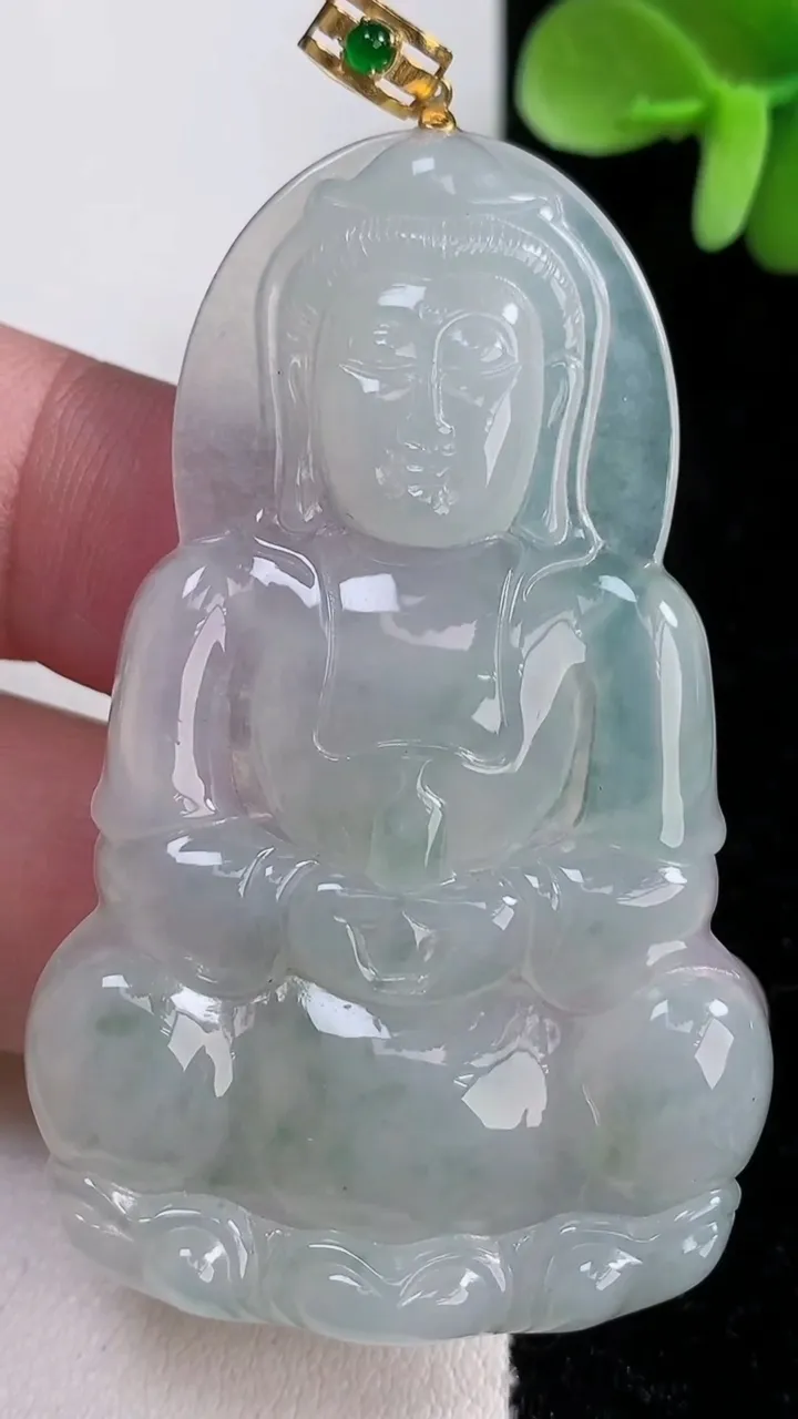 天然A货翡翠种飘花观音菩萨吊坠，尺寸59.4-36.8-4，重量:17.54g
12月14日