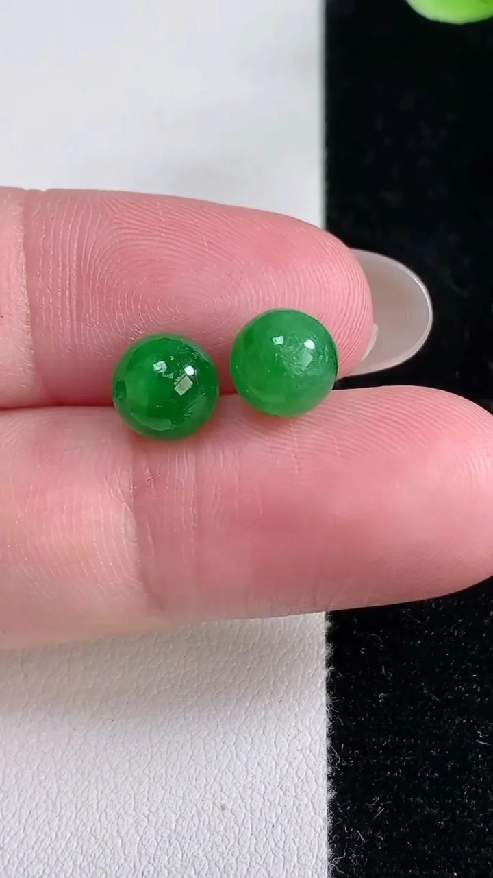 天然A货翡翠圆珠镶嵌件一对，尺寸7.3，重量:1.51g
12月14日