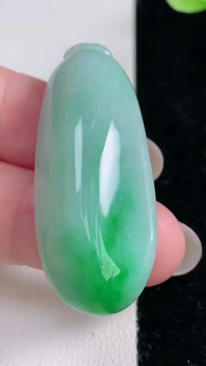 天然A货翡翠福瓜吊坠，尺寸45-18.6-12，重量:19.16g
12月14日