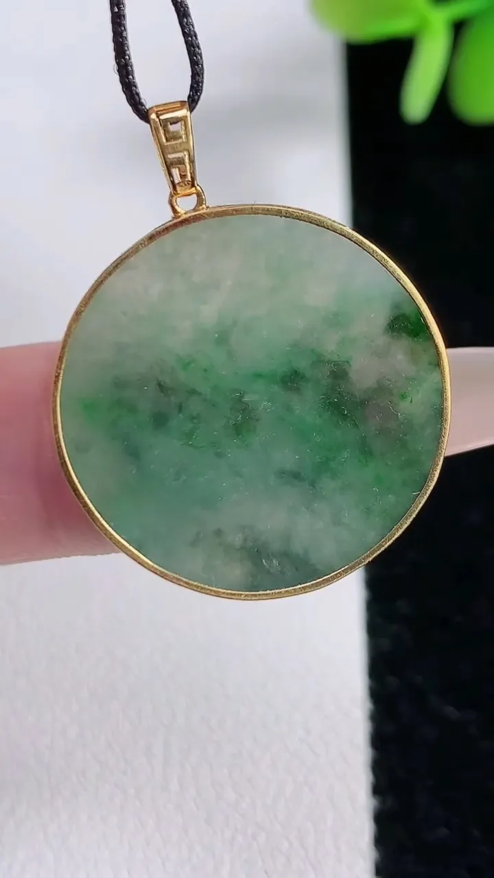 天然A货翡翠无事牌吊坠，尺寸24.5-2.5，重:3.55g
12月14日