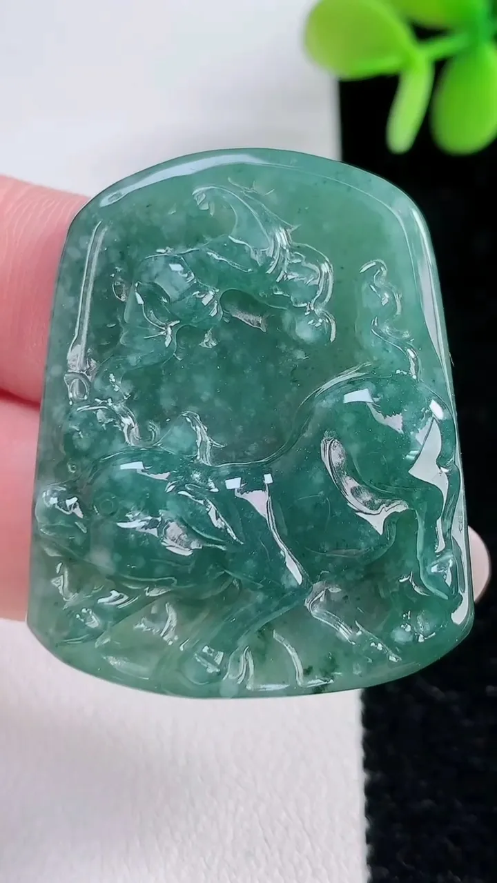 天然A货翡翠蓝水生肖牛吊坠，尺寸40-31.6-6，重:14.03g
12月14日