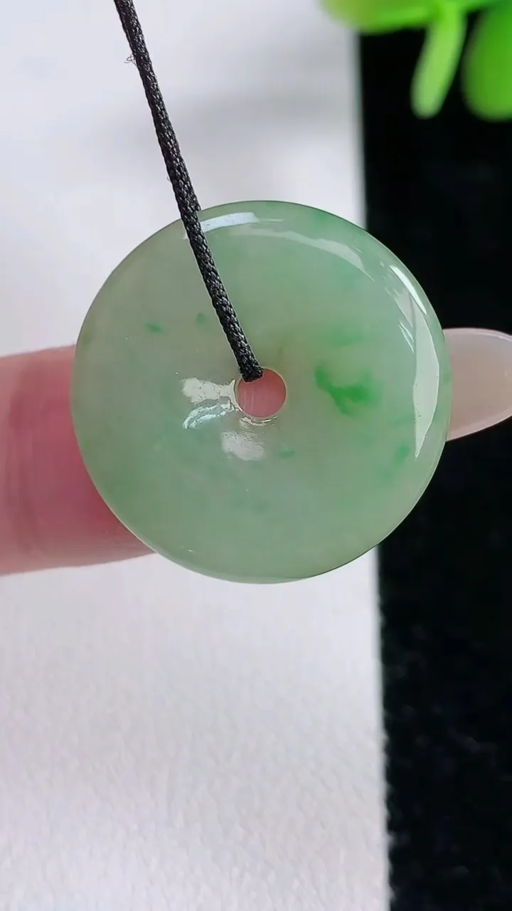 天然A货翡翠平安扣吊坠，尺寸23-3.4，重:3.64g
12月14日