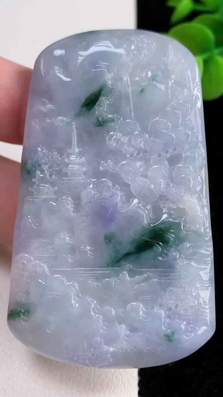 天然A货翡翠牌吊坠，尺寸68-41-4.8，重量:36.93g
12月14日