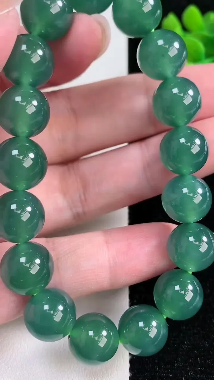 天然A货翡翠圆珠手串，尺寸11.3-17颗，重量:48.52g12月14日
工厂直销收藏佳品,种好水足，色泽均匀，有种有色，上手高大气！