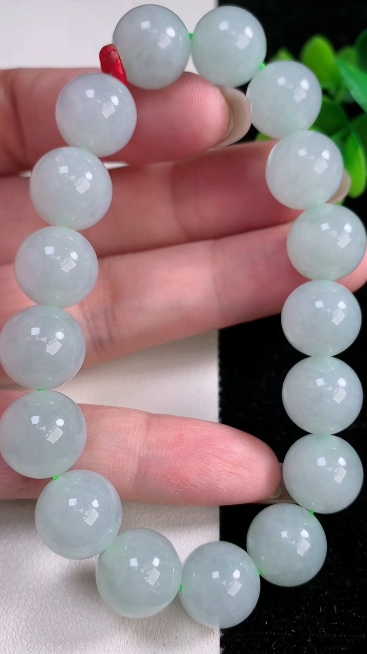 天然A货翡翠圆珠手串，尺寸11.7-17颗，重量:56.88g12月14日
工厂直销收藏佳品,种好水