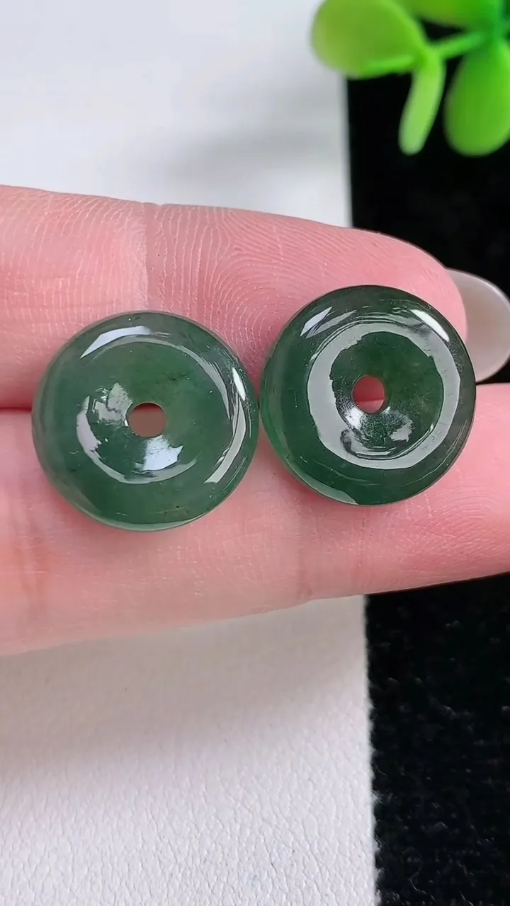 天然A货翡翠平安扣吊坠一对，尺寸16.5-3.7，重:2.39g
12月14日