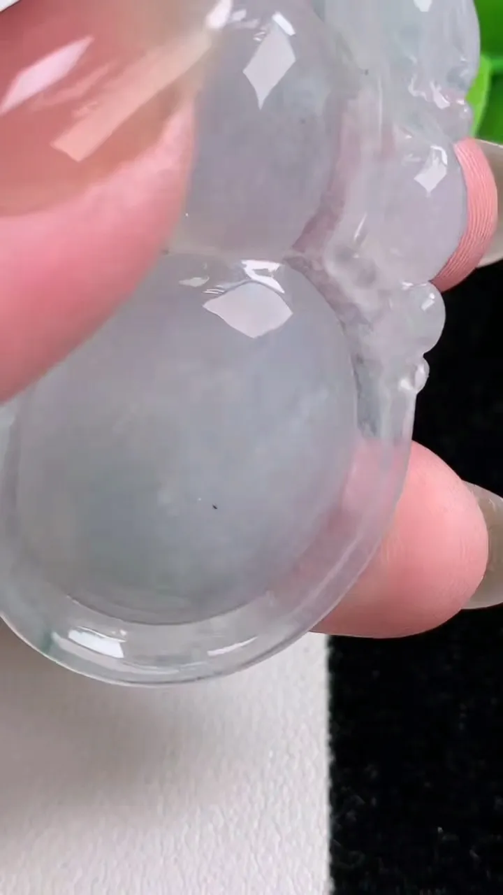 天然A货翡翠冰种飘花葫芦吊坠，尺寸53.3-29.3-6，重量:16.83g
12月14日