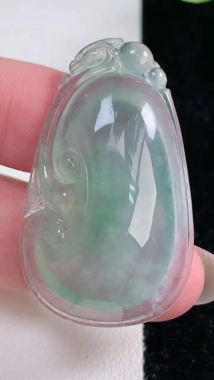 天然A货翡翠如意吊坠，尺寸42-25.2-6.7，重量:10.71g
12月14日