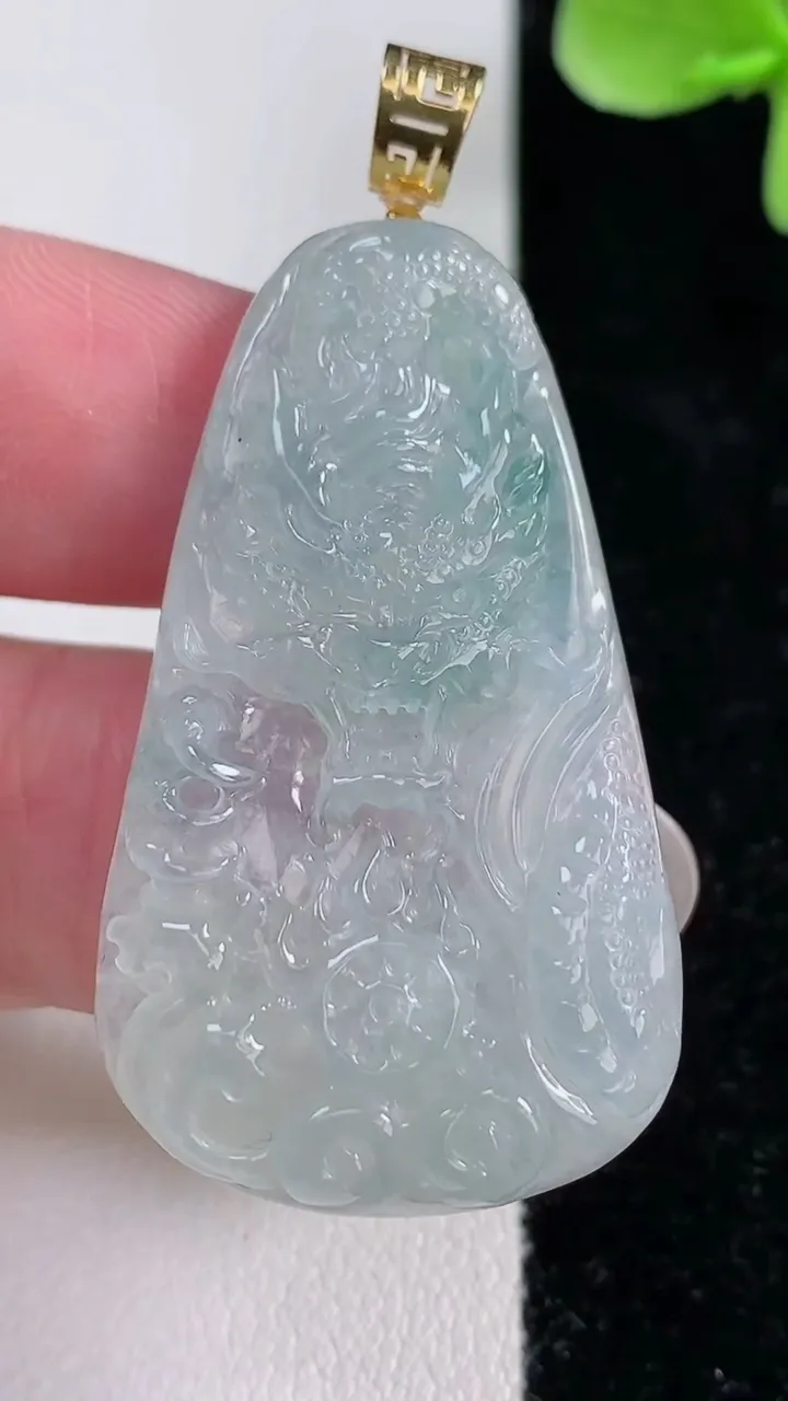 天然A货翡翠种飘花龙牌吊坠，尺寸42-24-5.5，重量:11.86g
12月14日