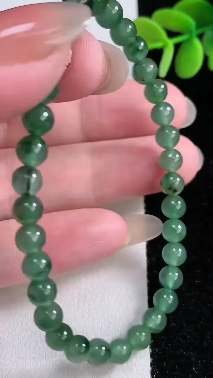 天然A货翡翠圆珠手串，尺寸5.7-32颗，重:11.02g12月14日
工厂直销收藏佳品,种好水足，色泽均匀，有种有色，上手高大气！