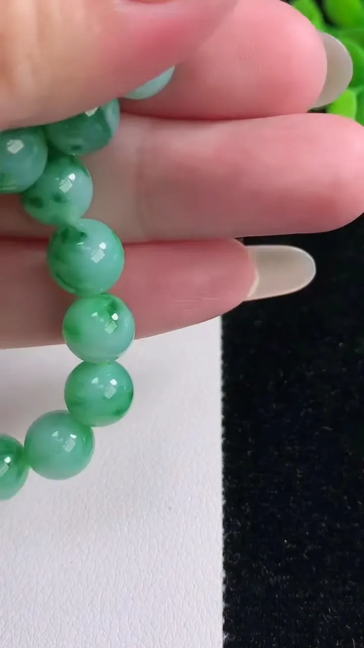 天然A货翡翠圆珠手串，尺寸8.8-20颗，重量:27.69g12月14日
工厂直销收藏佳品,种好水足，色泽均匀，有种有色，上手高大气！