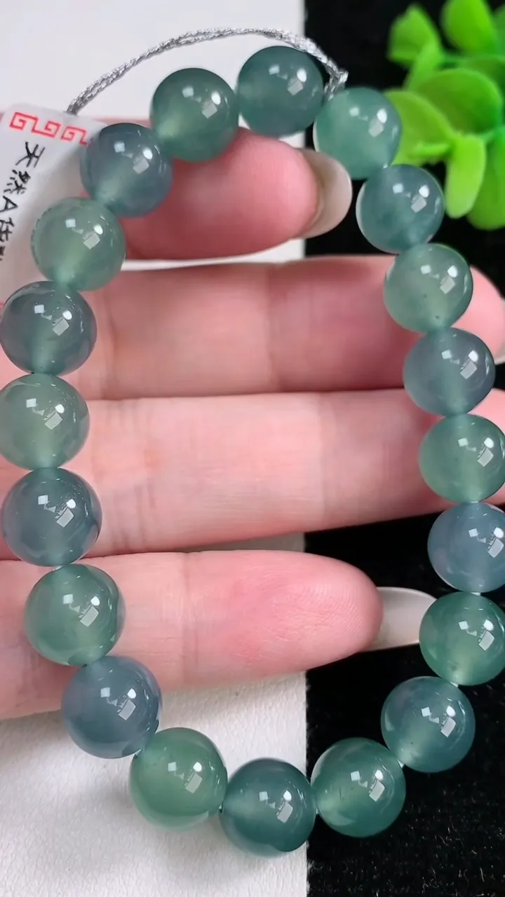 天然A货翡翠圆珠手串，尺寸9.3-20颗，重量:32.98g12月14日
工厂直销收藏佳品,种好水足，色泽均匀，有种有色，上手高大气！