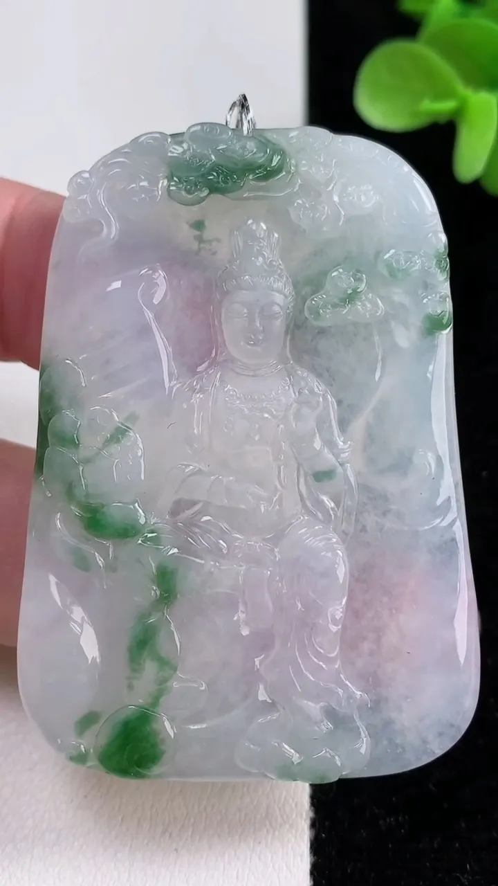 天然A货翡翠冰种飘花观音菩萨吊坠，尺寸56.6-40.2-4，重量:25.93g
12月14日
