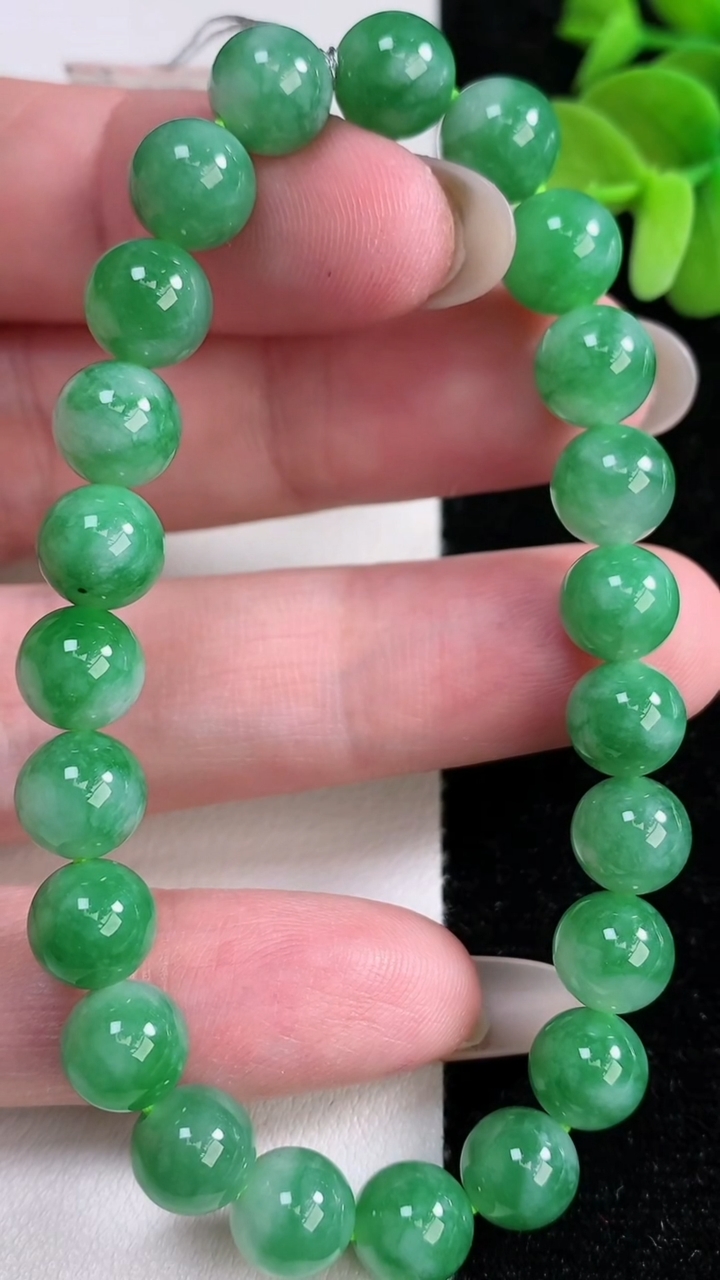 天然A货翡翠圆珠手串，尺寸7.8-23颗，重量:21.56g12月14日
工厂直销收藏佳品,种好水足