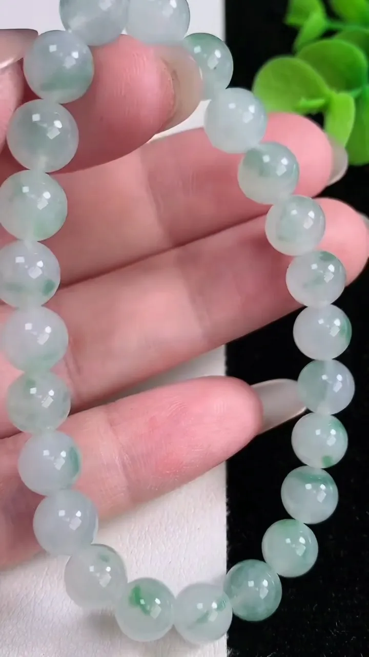 天然A货翡翠圆珠手串，尺寸7.5-24颗，重量:21.27g12月14日
工厂直销收藏佳品,种好水足，色泽均匀，有种有色，上手高大气！