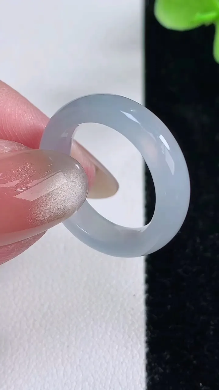 天然A货翡翠紫罗兰指环戒指，尺寸17.8-5.3-3.4，重量:4.02g2025年12月14日
工