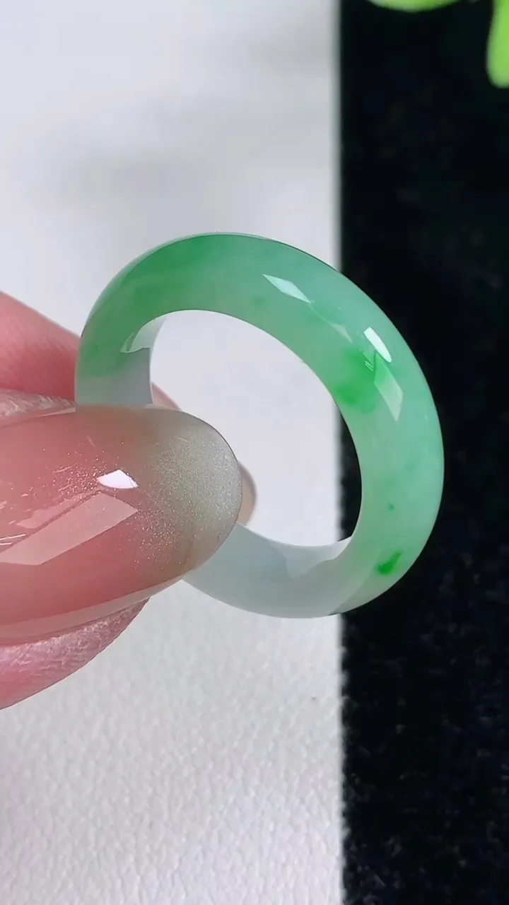 天然A货翡翠指环戒指，尺寸17.8-5.6-3.5，重量:4.13g2025年12月14日
工厂直销