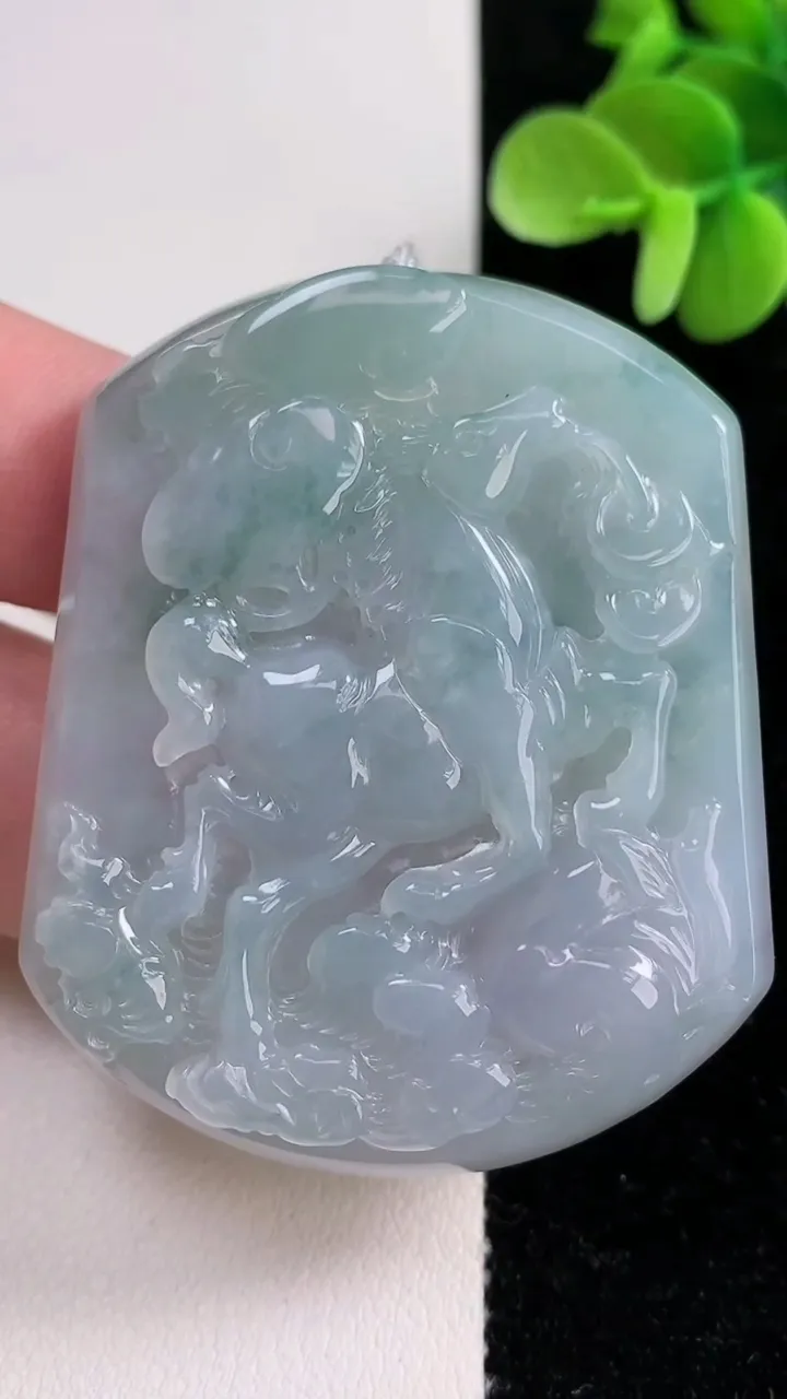 天然A货翡翠飘花生肖马吊坠，尺寸53.7-44.5-5.4，重量:30.10g
12月14日