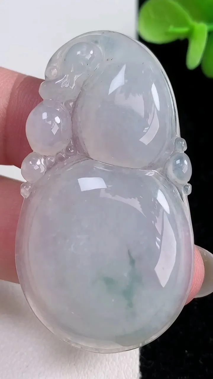 天然A货翡翠冰种飘花葫芦吊坠，尺寸53.3-29.3-6，重量:16.83g
12月14日