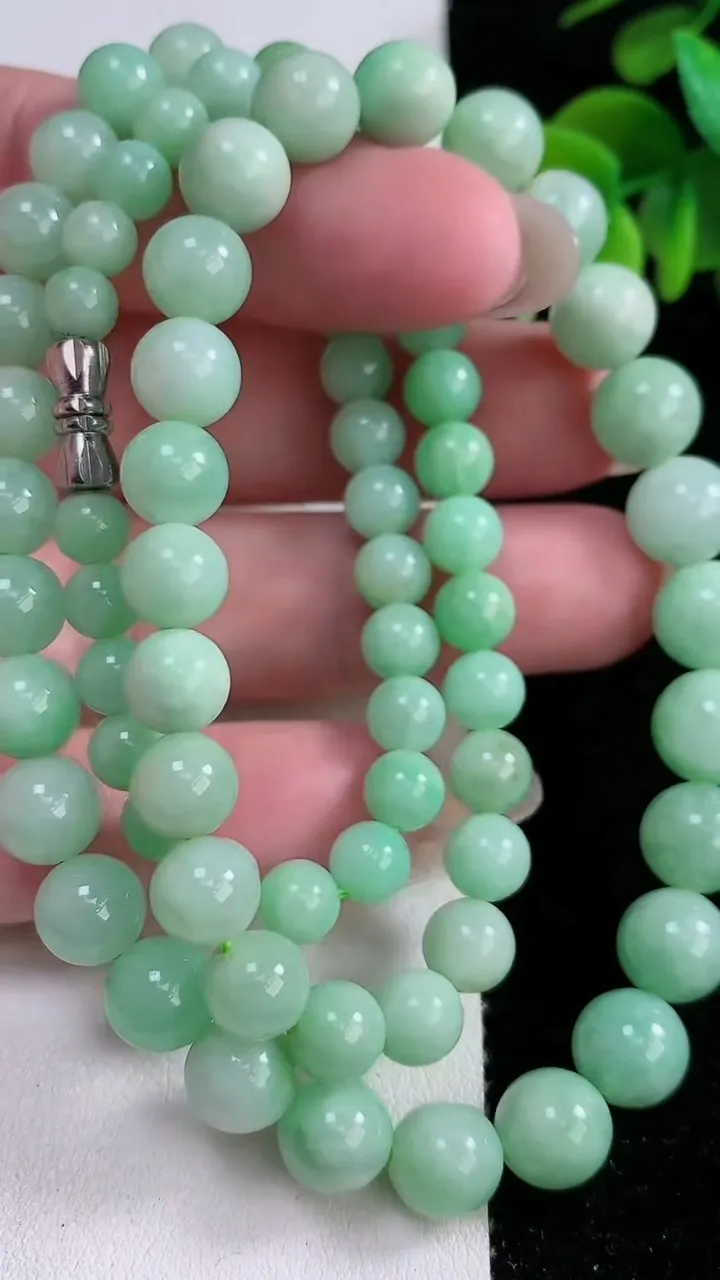 天然A货翡翠圆珠项链，尺寸8-76颗，重:55.41g
12月14日