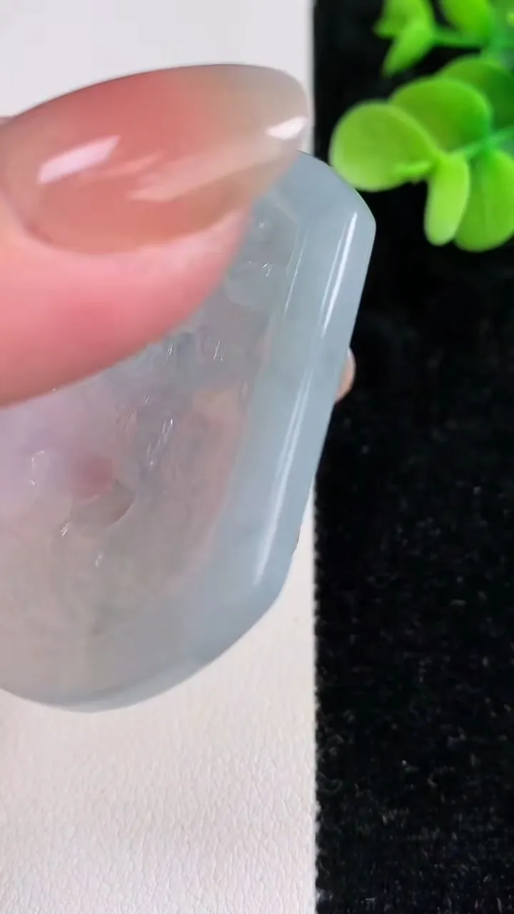 天然A货翡翠飘花生肖马吊坠，尺寸53.2-45.2-4.2，重量:25.15g
12月14日