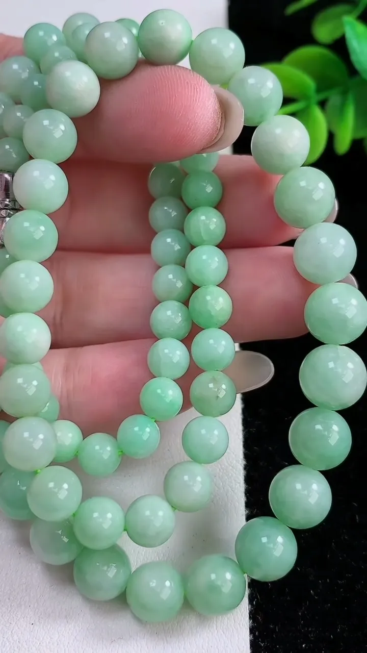 天然A货翡翠圆珠项链，尺寸8-76颗，重:55.41g
12月14日